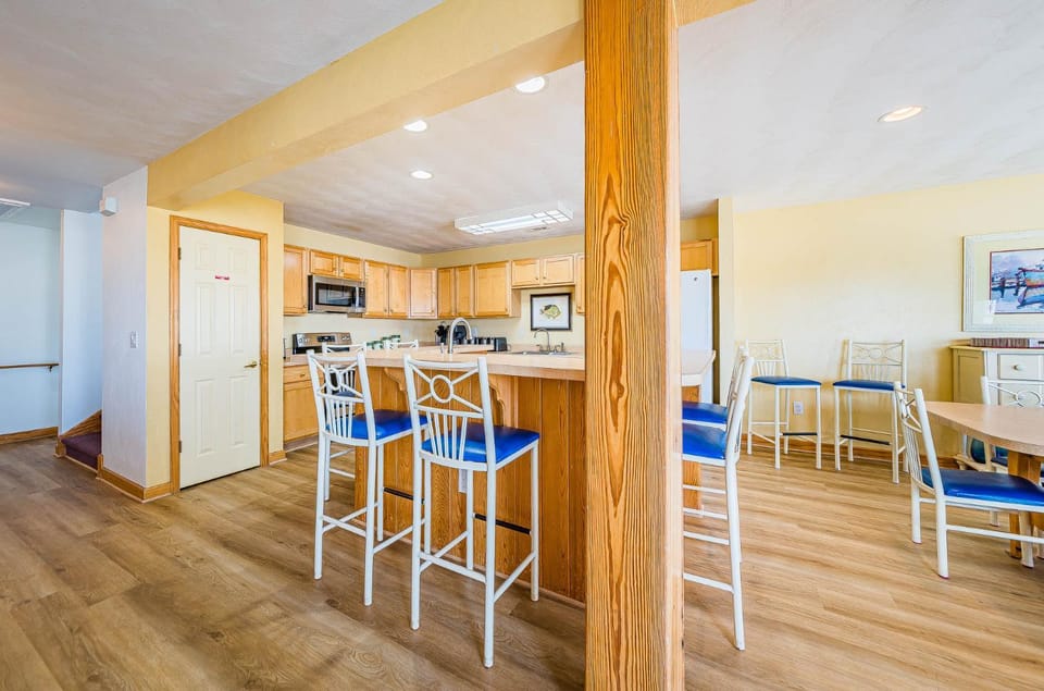 Captains Choice-KDH MP 7, Pool, Hot Tub, Rec Room, Pets OK, YR Flex Stays House in Kill Devil Hills