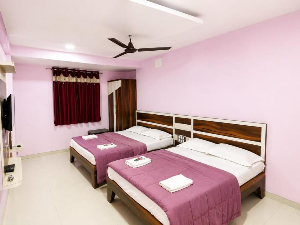 Bed, Photo of the whole room, towels