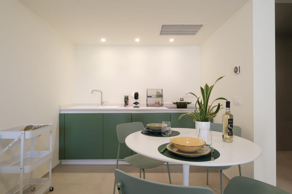 Coffee/tea facilities, Kitchen or kitchenette, Living room, Seating area, Dining area