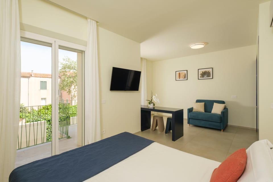 Bed, TV and multimedia, Photo of the whole room, Seating area, Bedroom