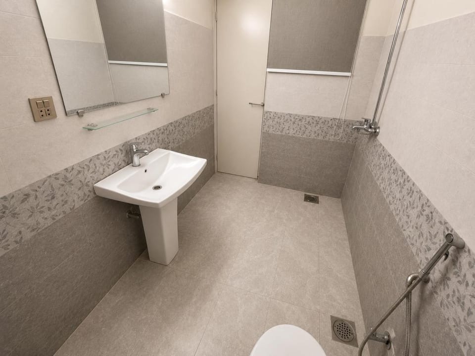 Contemporary 1 Kanal Premium House equipped with 4 Bedrooms in DHA Phase 2, Prime Location Villa in Lahore