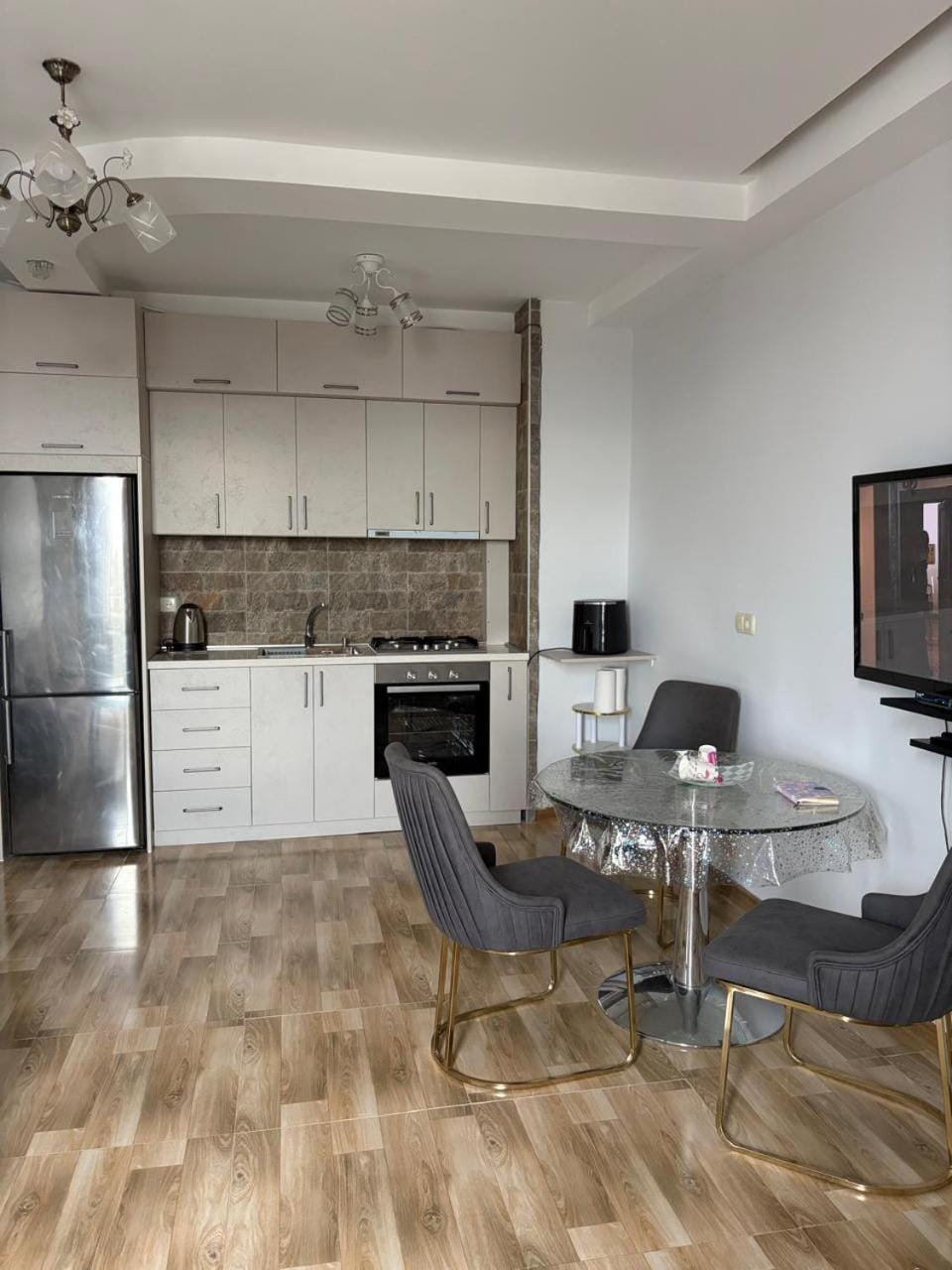 Kitchen or kitchenette, Living room, Seating area, Dining area