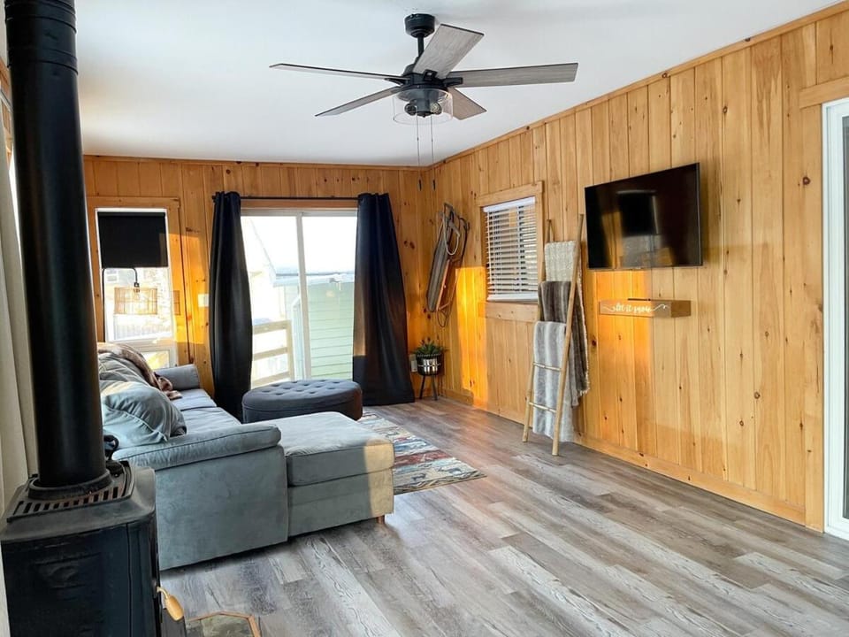 Communal lounge/ TV room, TV and multimedia, Living room, Seating area, Evening entertainment, fireplace, minibar
