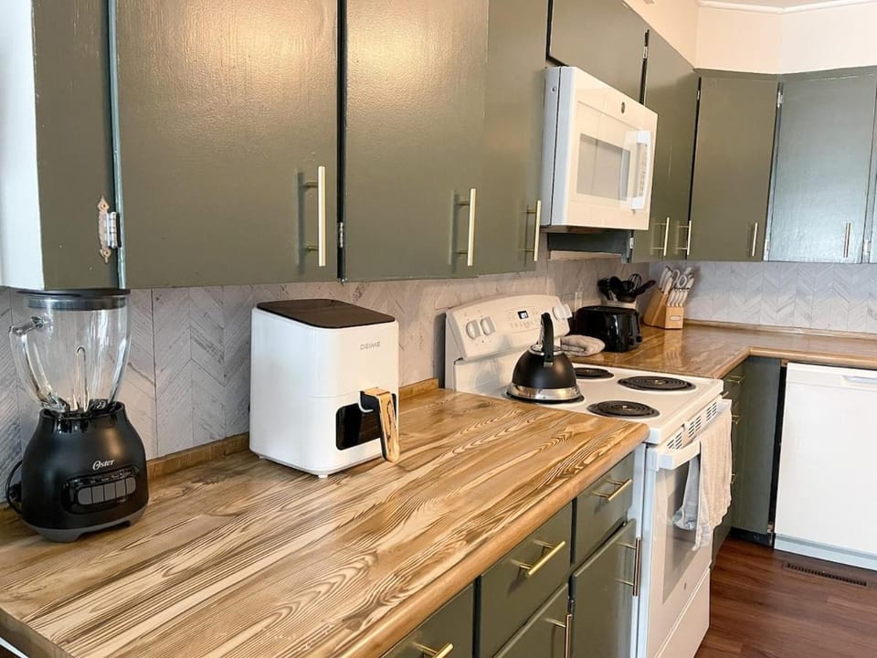 Coffee/tea facilities, Kitchen or kitchenette, dishwasher, oven, stove, toaster