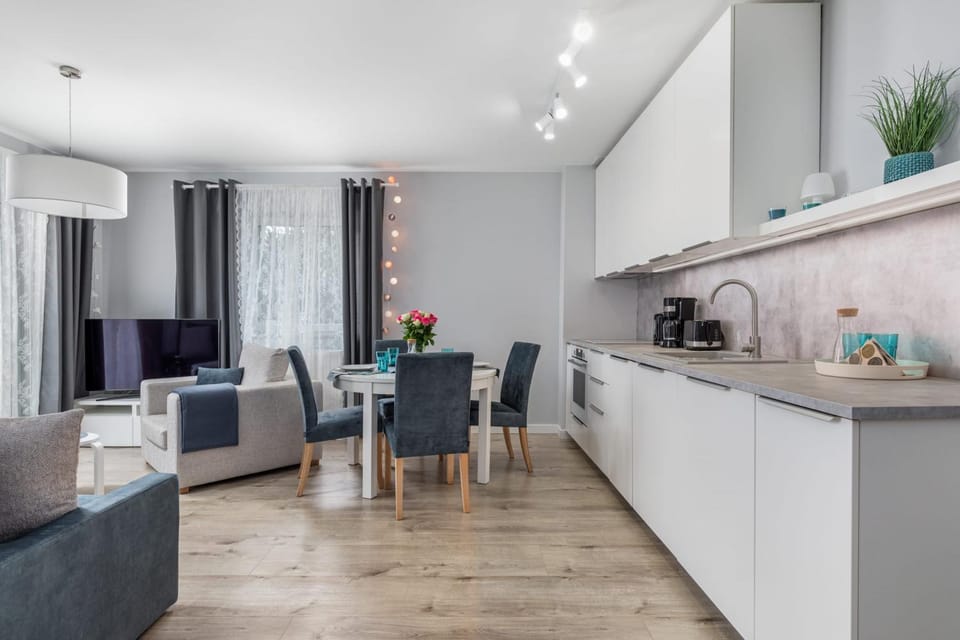 TV and multimedia, Kitchen or kitchenette, Living room, Seating area, Dining area, stove