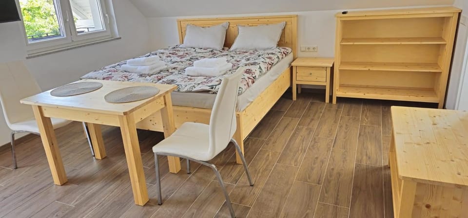 Bed, towels