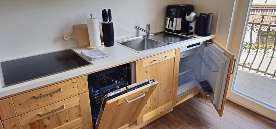 Coffee/tea facilities, Kitchen or kitchenette, dishwasher, stove