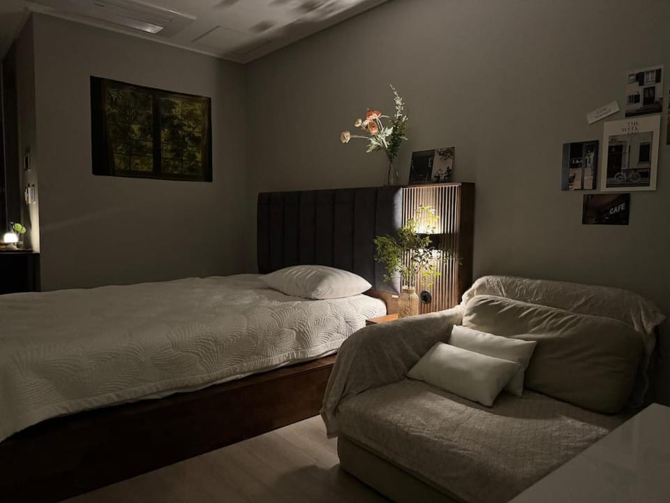 Bed, Living room, Seating area, Bedroom