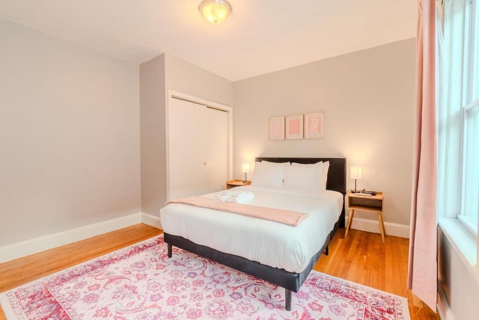Spacious 3BR 4 Queen Bed Near Boston & Transit Apartment in Somerville
