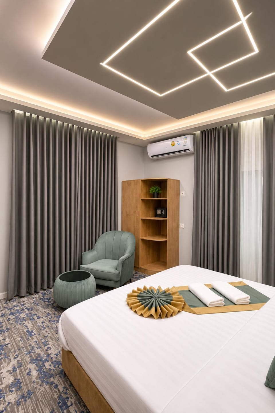 Bed, Seating area, Bedroom, air conditioner
