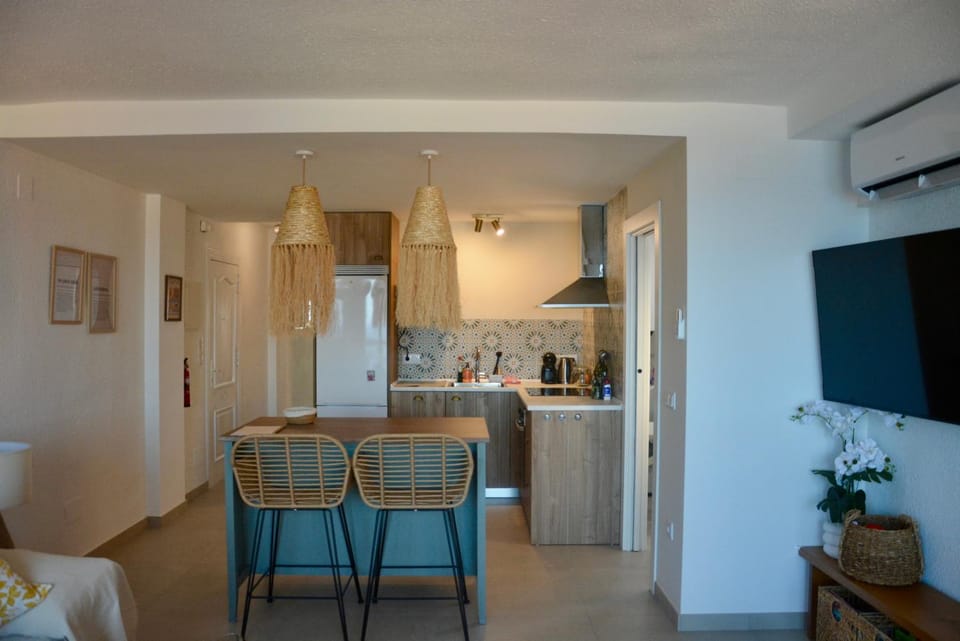Communal lounge/ TV room, dishwasher, stove, kitchen, air conditioner