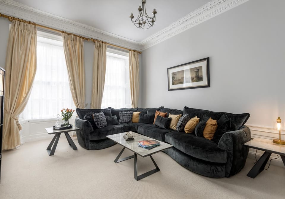 Day, People, Activities, View (from property/room), Living room, Lounge or bar, Photo of the whole room, Decorative detail, Seating area, Guests, Street view, Seasons, Time of day, Location, children, young children, older children, group of guests, cot, Family