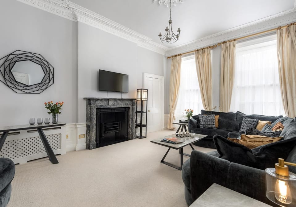 Day, People, Activities, TV and multimedia, View (from property/room), Living room, Photo of the whole room, Decorative detail, Seating area, Evening entertainment, Guests, Street view, Entertainment, Seasons, Time of day, Location, children, young children, older children, group of guests, Family