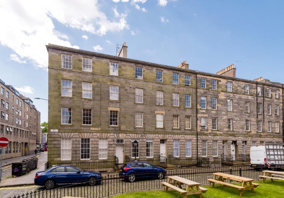 Property building, Facade/entrance, Spring, Day, People, Activities, Winter, Summer, Seating area, Autumn, On site, Guests, Street view, Seasons, Time of day, Location, children, group of guests, Family