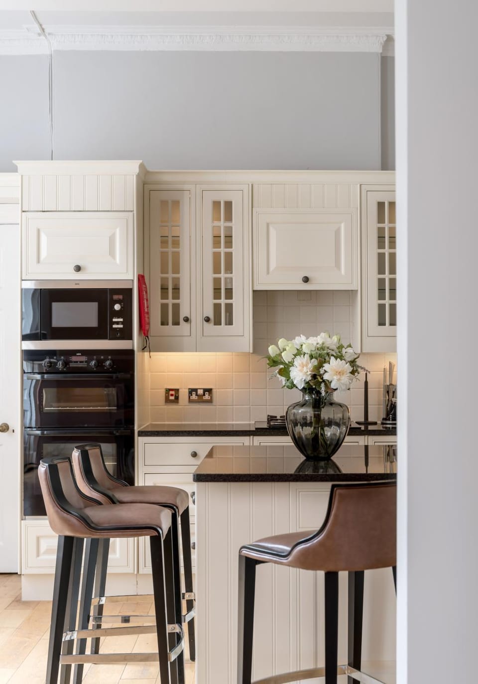 Day, People, Activities, Coffee/tea facilities, Kitchen or kitchenette, Decorative detail, Guests, Meals, Breakfast, Lunch, Dinner, Seasons, Time of day, children, young children, older children, group of guests, cot, Family