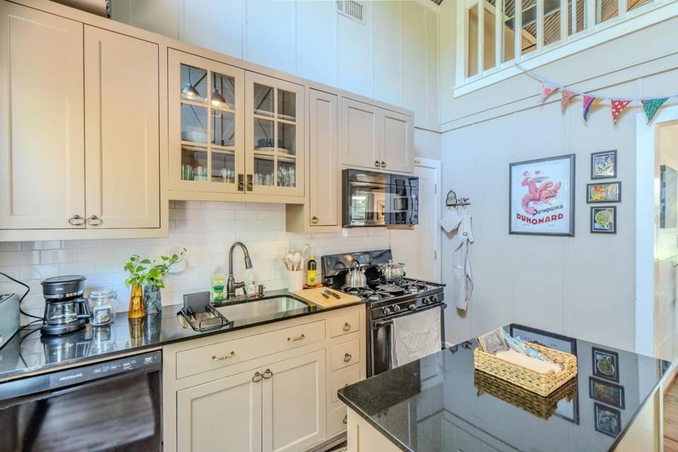 Kitchen or kitchenette, dishwasher