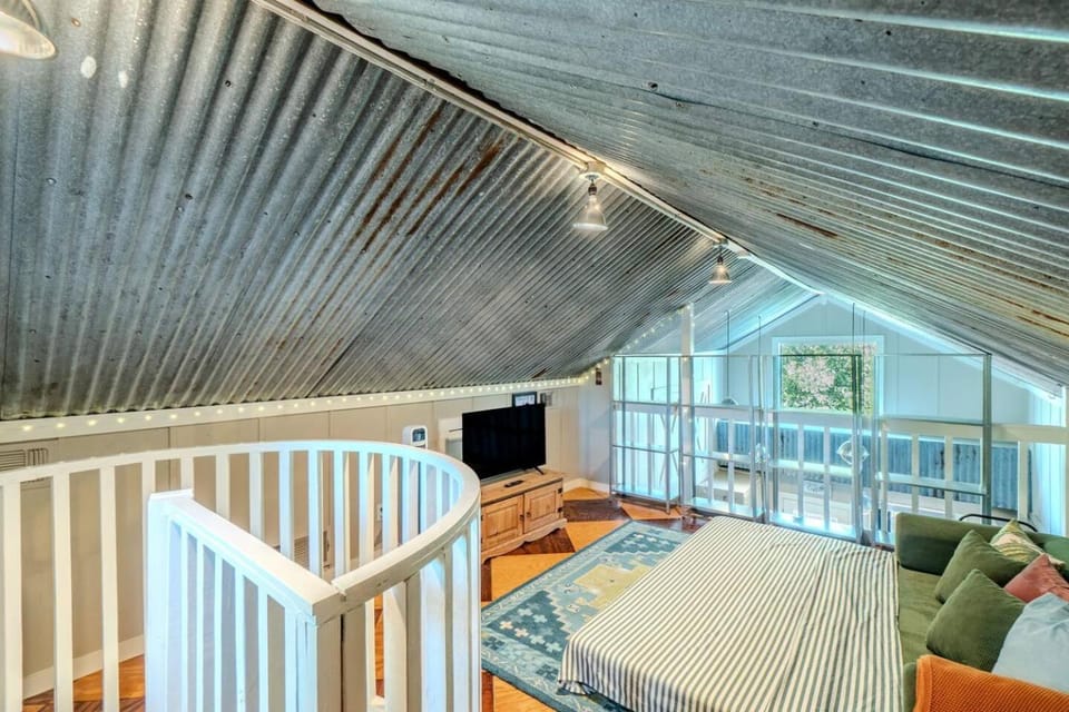 Bed, TV and multimedia, Living room, Seating area