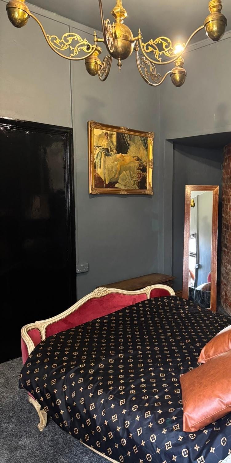 Unique Experience Central Location with parking Apartment in Hull
