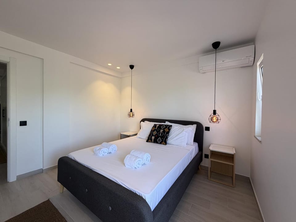 Bed, Bedroom, towels