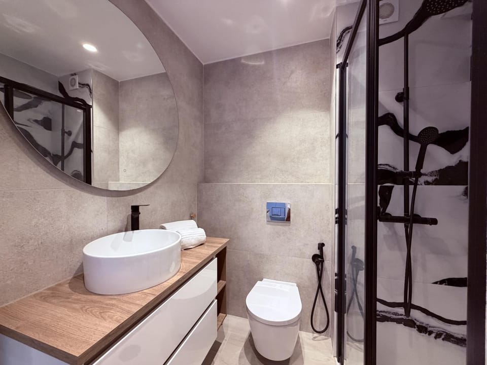Shower, Toilet, Bathroom, towels
