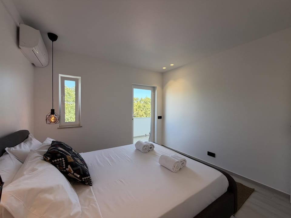 Bed, Bedroom, towels, air conditioner