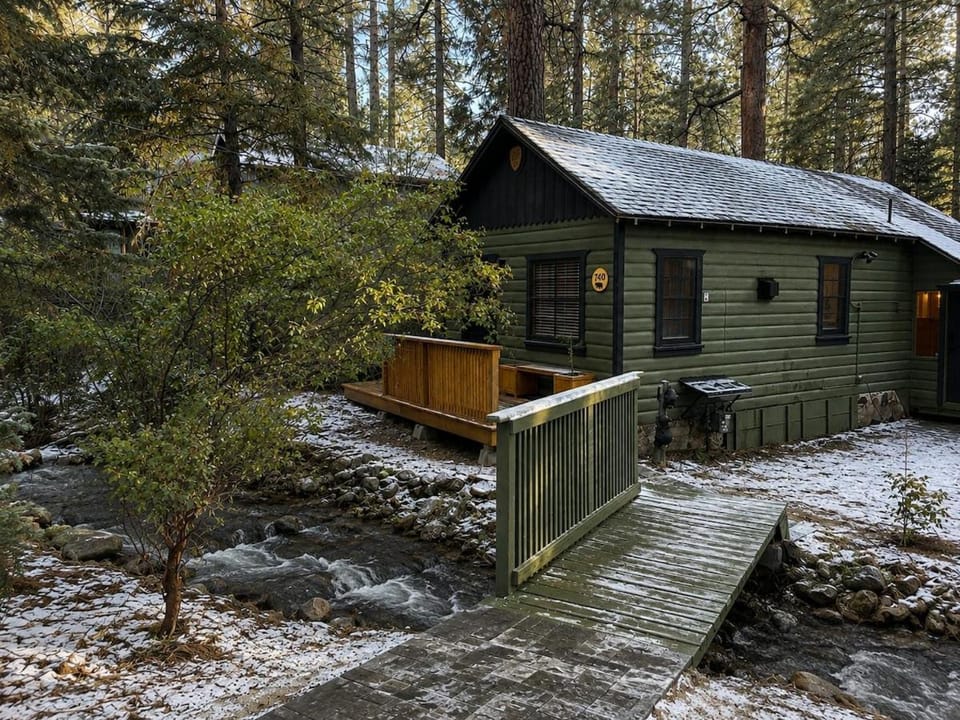 Alpine Retreat -Hot Tub - Walk to Village, Lake House in Big Bear