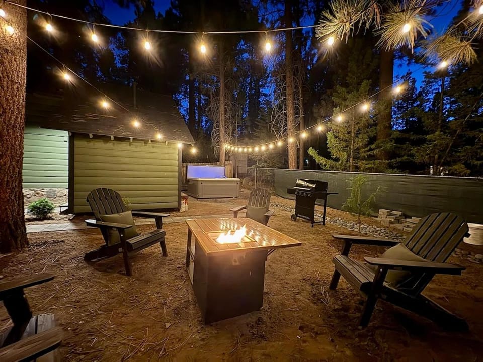 Alpine Retreat -Hot Tub - Walk to Village, Lake House in Big Bear
