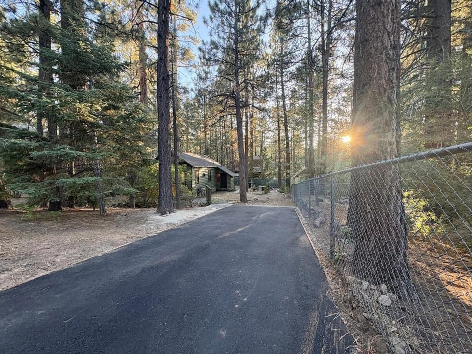 Alpine Retreat -Hot Tub - Walk to Village, Lake House in Big Bear