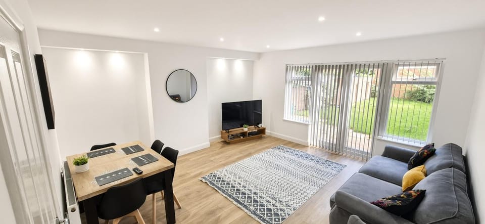 3-Bed House - Quiet - Free Parking - WiFi Apartment in Rugby