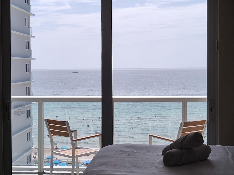 Beautiful Direct Ocean View Room Apartment in Sunny Isles Beach