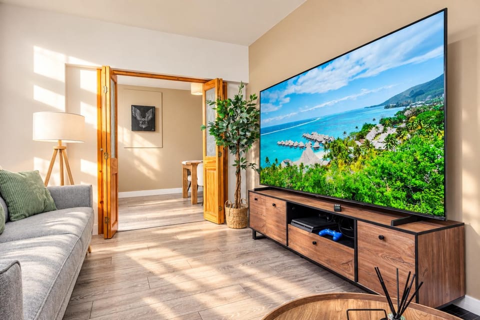 Communal lounge/ TV room, TV and multimedia, Living room, Seating area, Evening entertainment