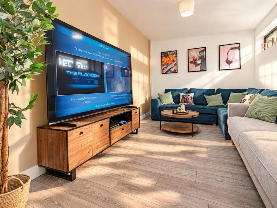 Communal lounge/ TV room, TV and multimedia, Living room, Seating area, Evening entertainment
