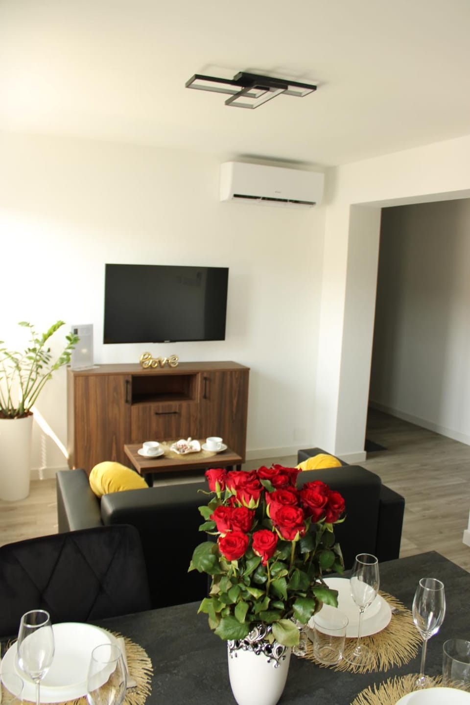 TV and multimedia, Living room, Seating area, Dining area, air conditioner