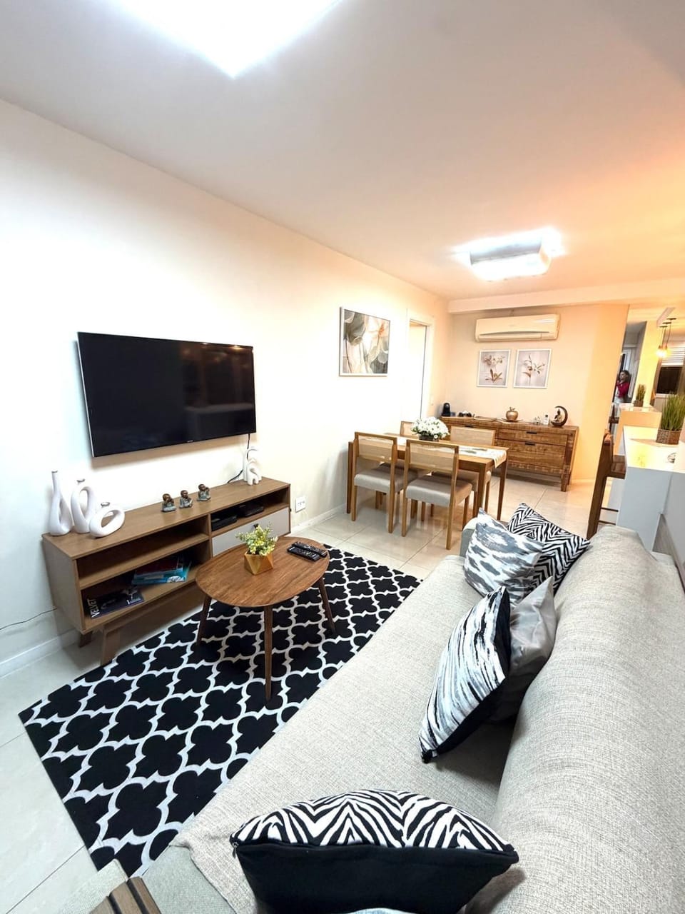 Communal lounge/ TV room, TV and multimedia, Living room, Seating area, Dining area, air conditioner