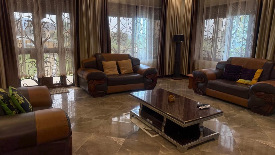 Lorycon Vacation rental in Uganda