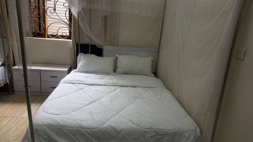 Lorycon Vacation rental in Uganda