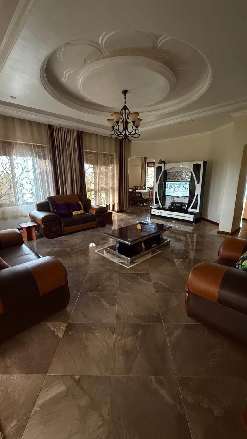 Lorycon Vacation rental in Uganda