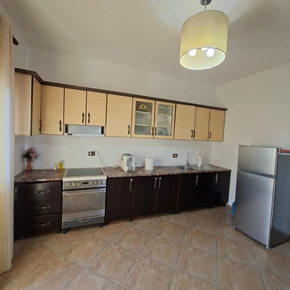 Kitchen or kitchenette, dishwasher, oven