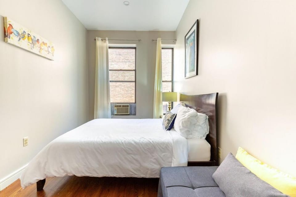 Bed, Living room, Photo of the whole room, Seating area, Bedroom