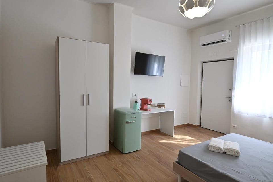 TV and multimedia, Photo of the whole room, Bedroom, towels, wardrobe, air conditioner