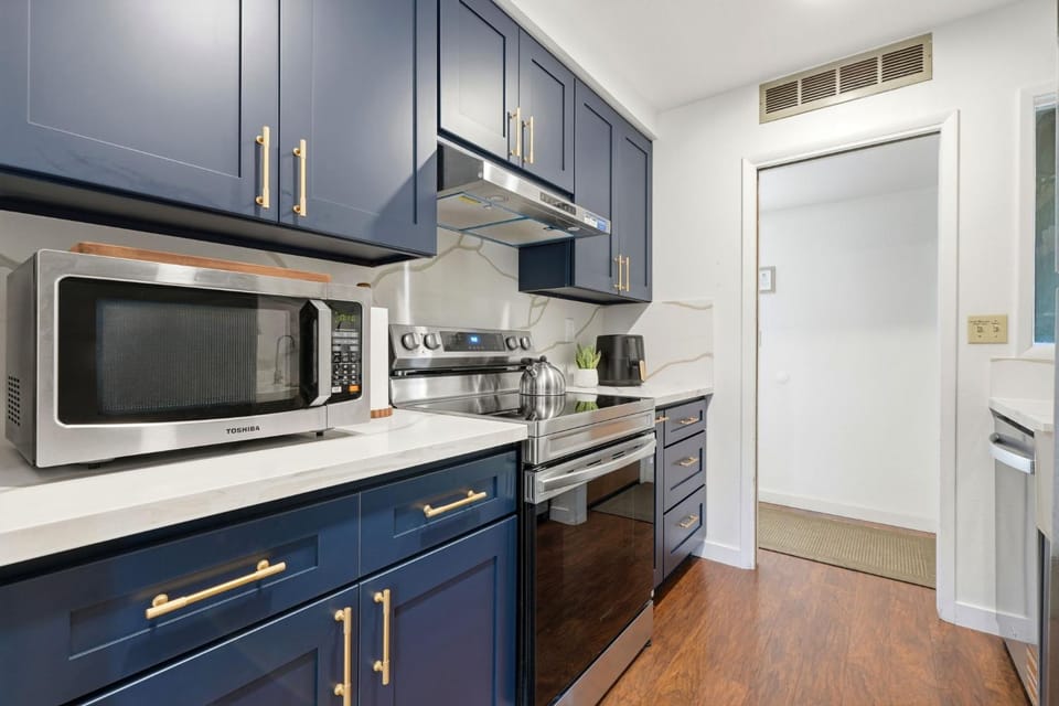 Coffee/tea facilities, Kitchen or kitchenette, dishwasher, oven, stove, toaster