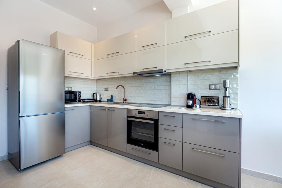 Coffee/tea facilities, Kitchen or kitchenette, oven, stove