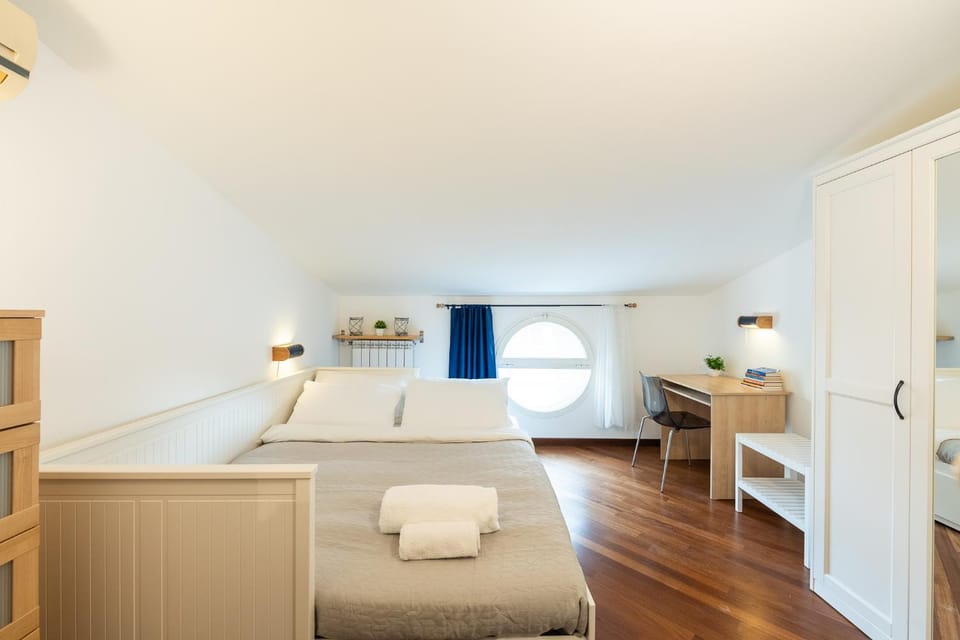Bed, Seating area, Bedroom