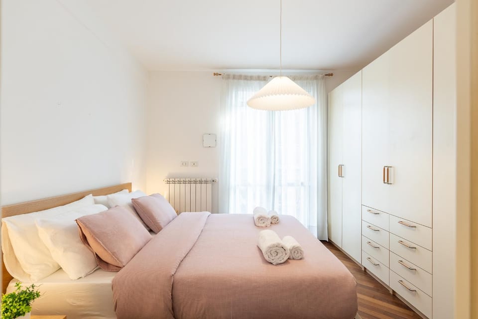 Bed, Photo of the whole room, towels, wardrobe