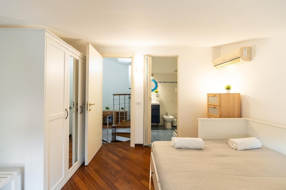 Photo of the whole room, towels, air conditioner