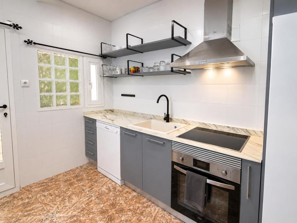 Kitchen or kitchenette, dishwasher, stove