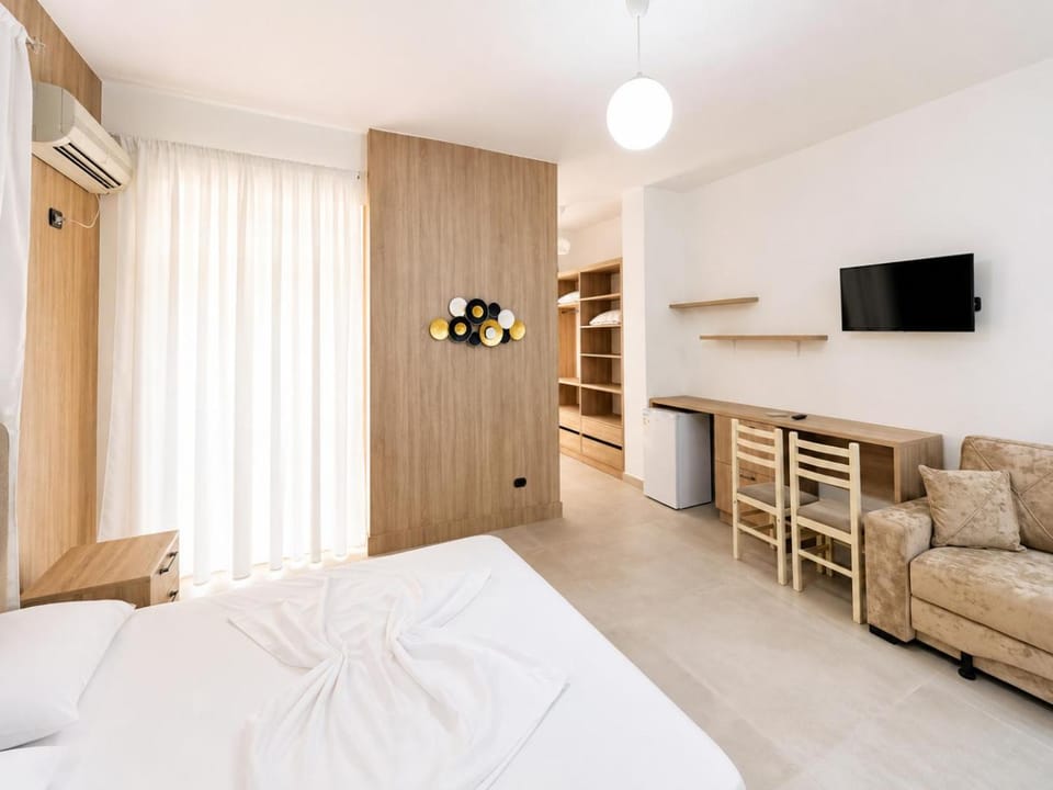 Communal lounge/ TV room, Bed, TV and multimedia, Living room, Photo of the whole room, Seating area, Evening entertainment, Bedroom, fireplace, wardrobe, air conditioner