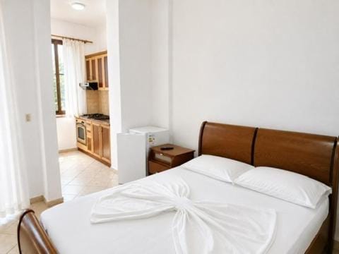 Bed, Kitchen or kitchenette, Living room, Photo of the whole room, Seating area, Bedroom