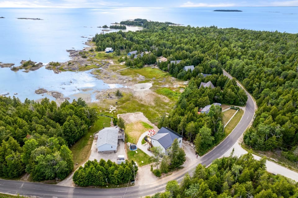 Modern Hay Bay Retreat Starlink Tobermory House in Tobermory