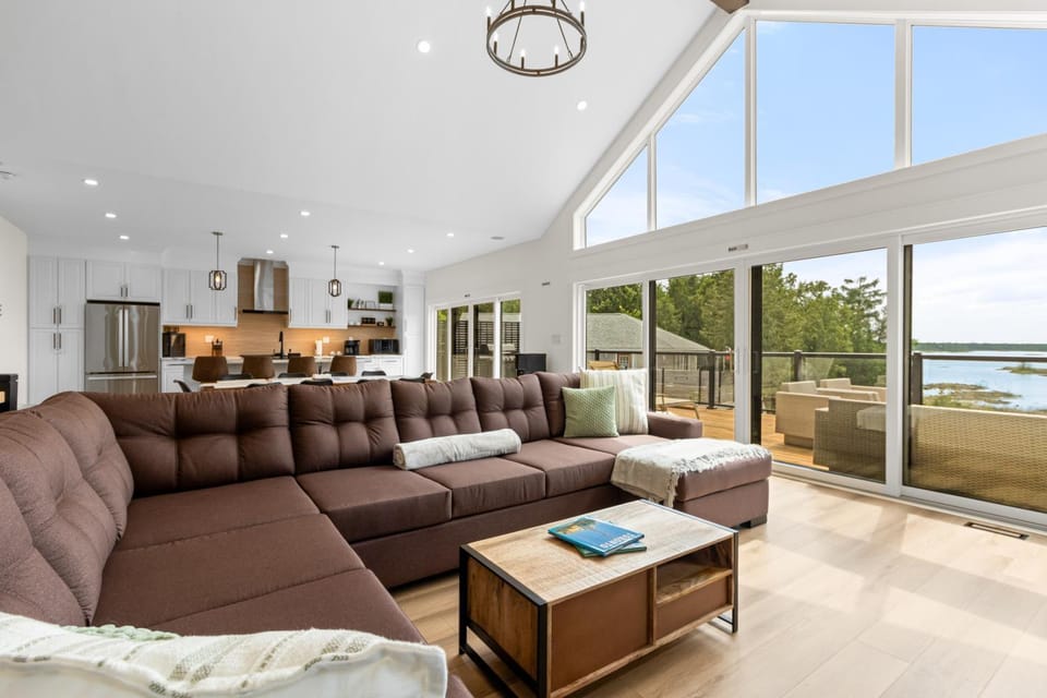 Modern Hay Bay Retreat Starlink Tobermory House in Tobermory